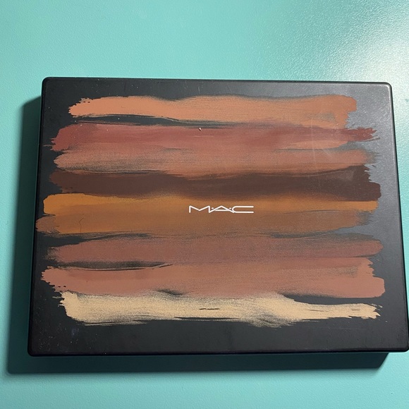 MAC nude model eyeshadow pallet - Picture 2 of 2